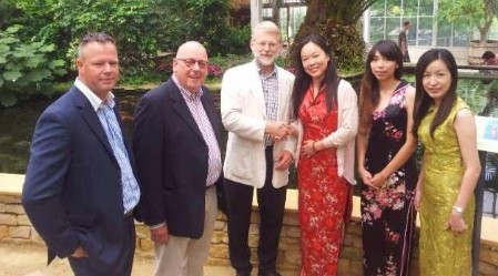 錦鯉女王: 鍾瑩瑩 董事長來啦！🤩