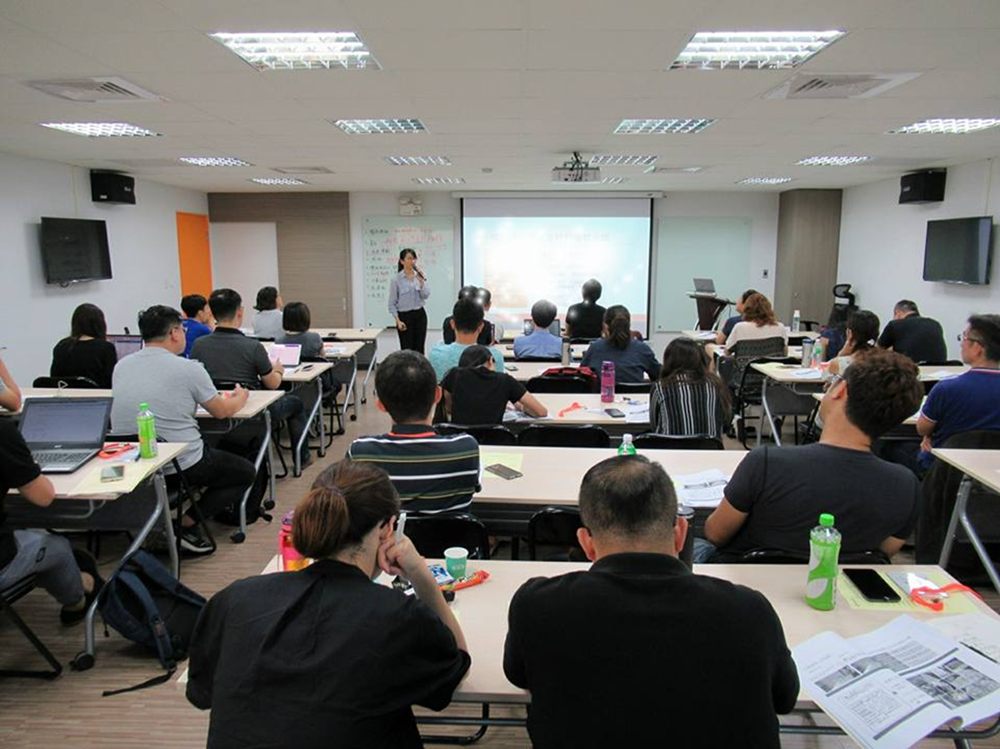 張瑋容經常在各大研討會分享 LinkedIn 及國際新聞的心法